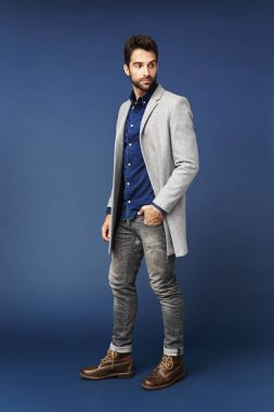 Gri paltolu yakışıklı adam 