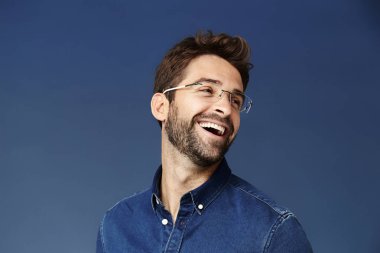 Kaygısız adam gülüyor