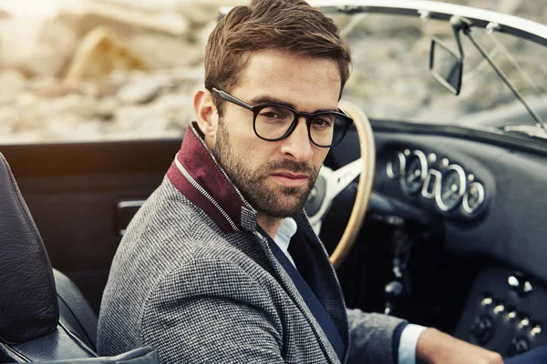 Uomo serio in auto sportive — Foto Stock