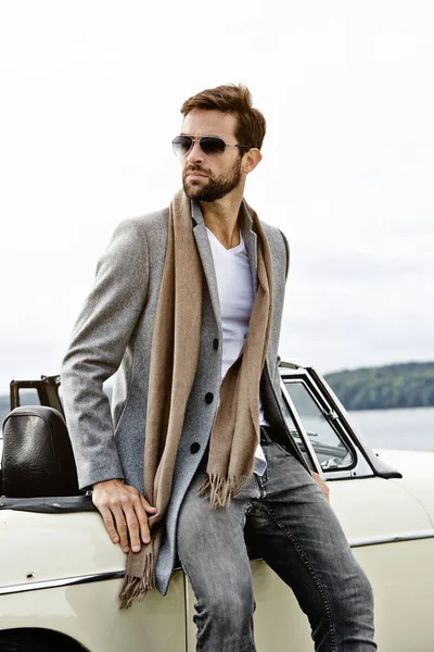 Eski model araba ve serin adam