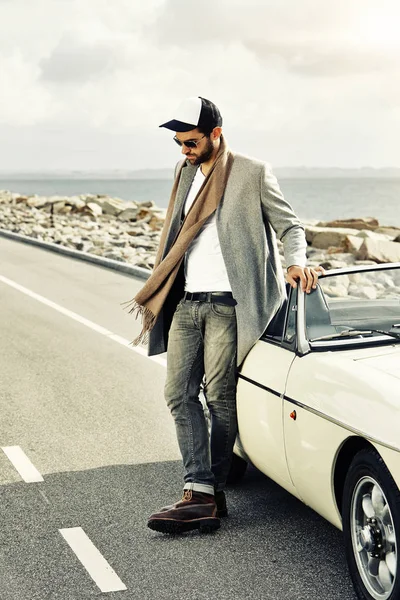 Uomo elegante con auto cool — Foto Stock
