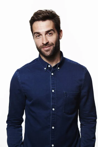 Hombre en camisa de mezclilla azul — Foto de Stock