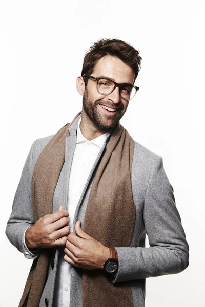 Homem usando cachecol e óculos — Fotografia de Stock
