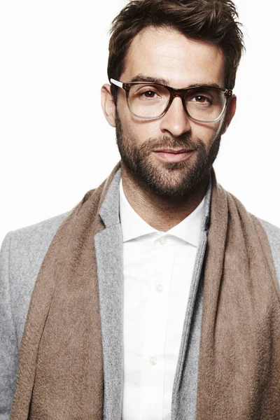 Мужчина в шарфе и очках — стоковое фото