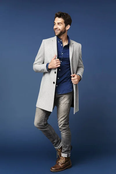 Bonito homem de casaco cinza — Fotografia de Stock