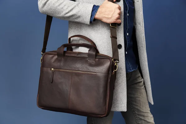 Borsa in pelle sull'uomo — Foto Stock