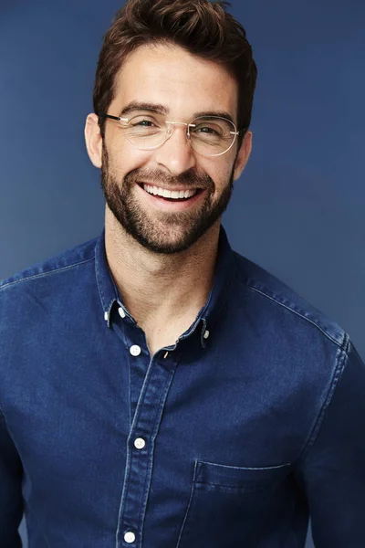 Homem sorrindo em camisa azul — Fotografia de Stock