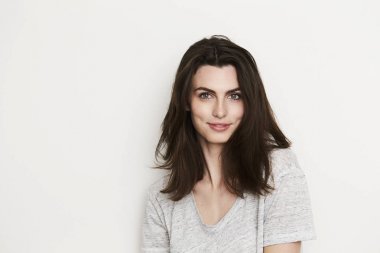 Güzel esmer kadın.