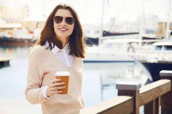 Mulher em óculos de sol com café — Fotografia de Stock