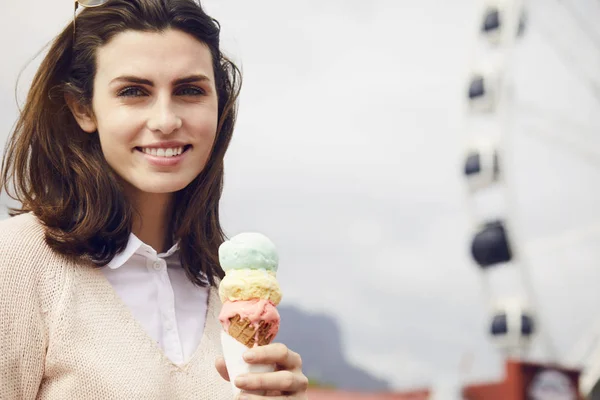 アイスクリームとブルネットの女性 — ストック写真
