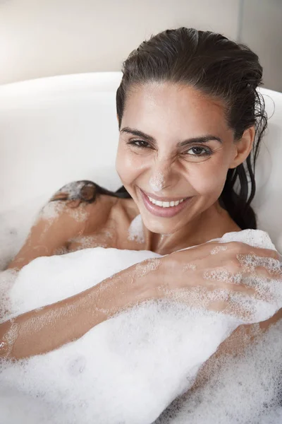 Красива жінка посміхається у ванній — стокове фото