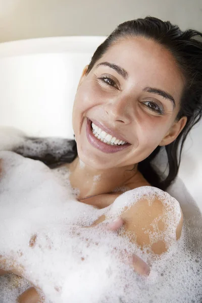 Donna sorridente in bagno saponoso — Foto Stock