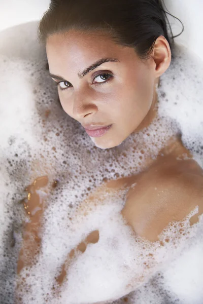 Sensual mujer en baño —  Fotos de Stock