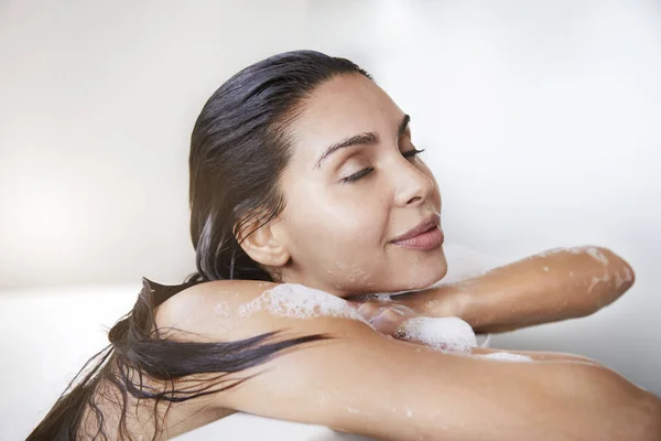 Красива жінка розслабляється у ванній — стокове фото