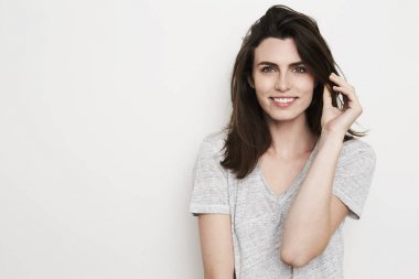 Güzel esmer kadın. 