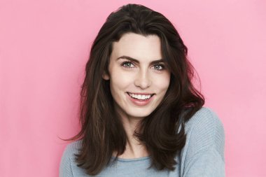 esmer kadın gülümsüyor 