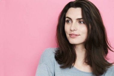 Güzel esmer kadın. 