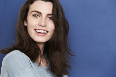 Gülümseyen esmer kadın.