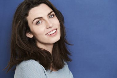 Güzel esmer kadın. 