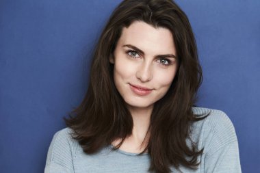 Güzel esmer kadın.