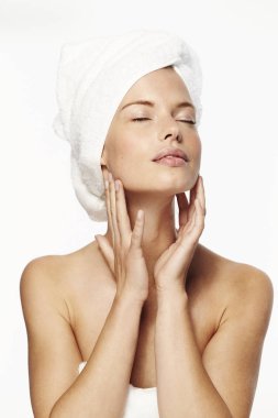 Şehvetli kadın beyaz havlu