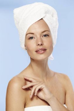 Havlu giyen çarpıcı kız