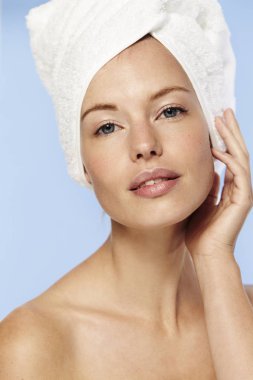 güzel kadın giyiyor havlu