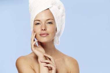 güzel kadın giyiyor havlu