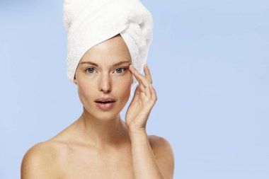 Güzel kadın cilt dokunmak