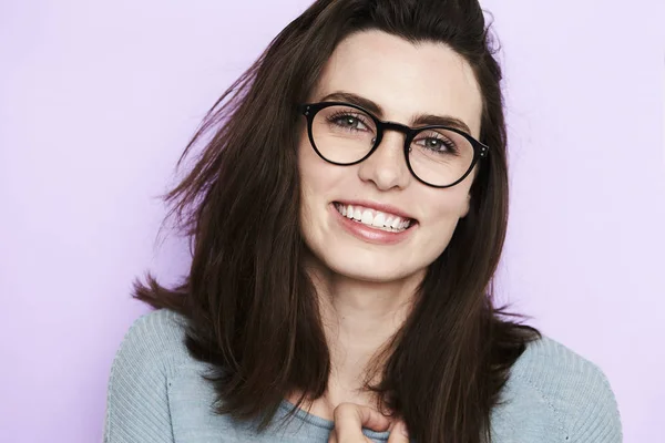 Mujer sonriente en gafas —  Fotos de Stock