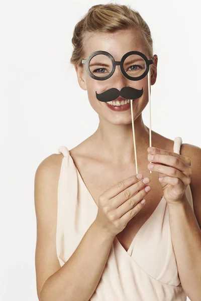 Vacker kvinna leker med mustasch — Stockfoto