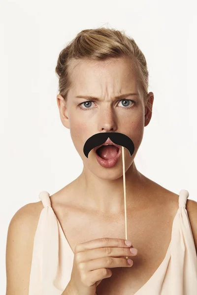 Belle femme avec moustache blague — Photo