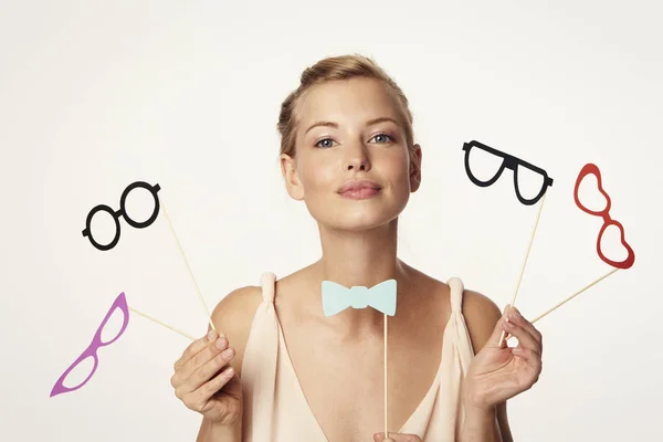 Mujer sosteniendo pajarita y gafas — Foto de Stock
