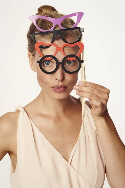 Mujer con pares de gafas — Foto de Stock