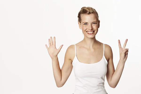 Blond kvinna räknar med fingrar — Stockfoto
