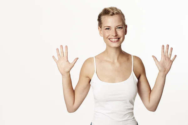 Kvinnan håller upp tio fingrar — Stockfoto