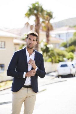 Keskin giyimli adam sokakta