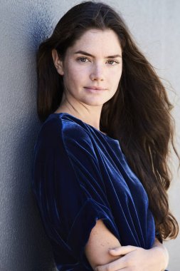 Mavi şık elbiseli kadın