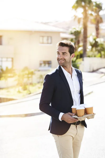 Sorrindo homem com café — Fotografia de Stock