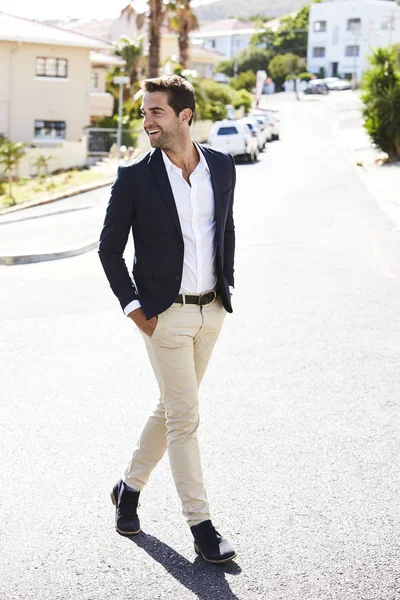 Man in de straat lopen — Stockfoto