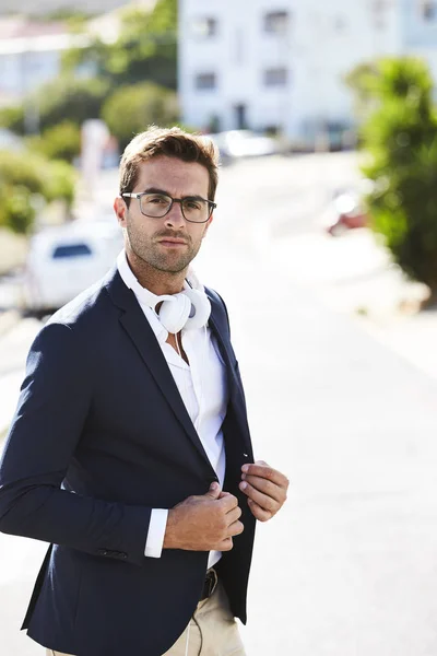 Hombre con gafas y chaqueta — Foto de Stock