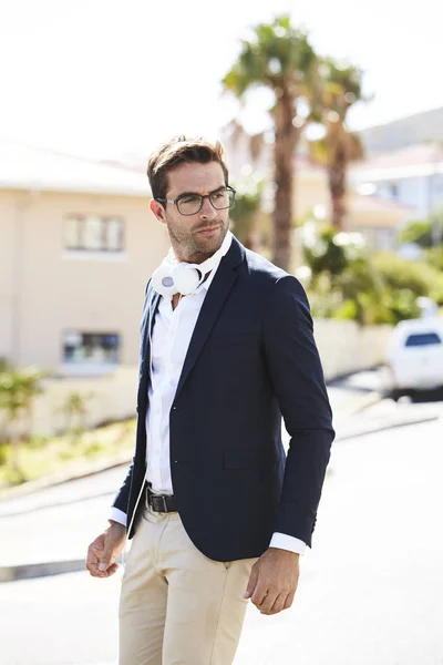 Hombre guapo con auriculares — Foto de Stock