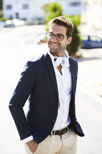 Hombre sonriente con auriculares — Foto de Stock