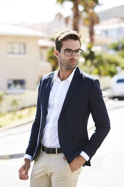 Hombre con chaqueta y gafas — Foto de Stock
