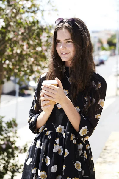 Brunette vrouw met koffie — Stockfoto