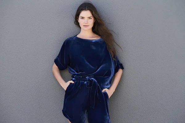 Nő a kék divatos ruhát — Stock Fotó