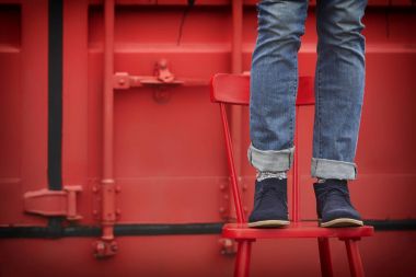 Kırmızı koltukta duran adam