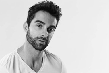 Yakışıklı sakallı adam.