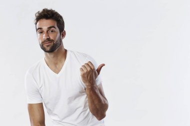 Sakallı adam parmakla işaret