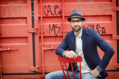 Yakışıklı erkek kot pantolon ve ceket 